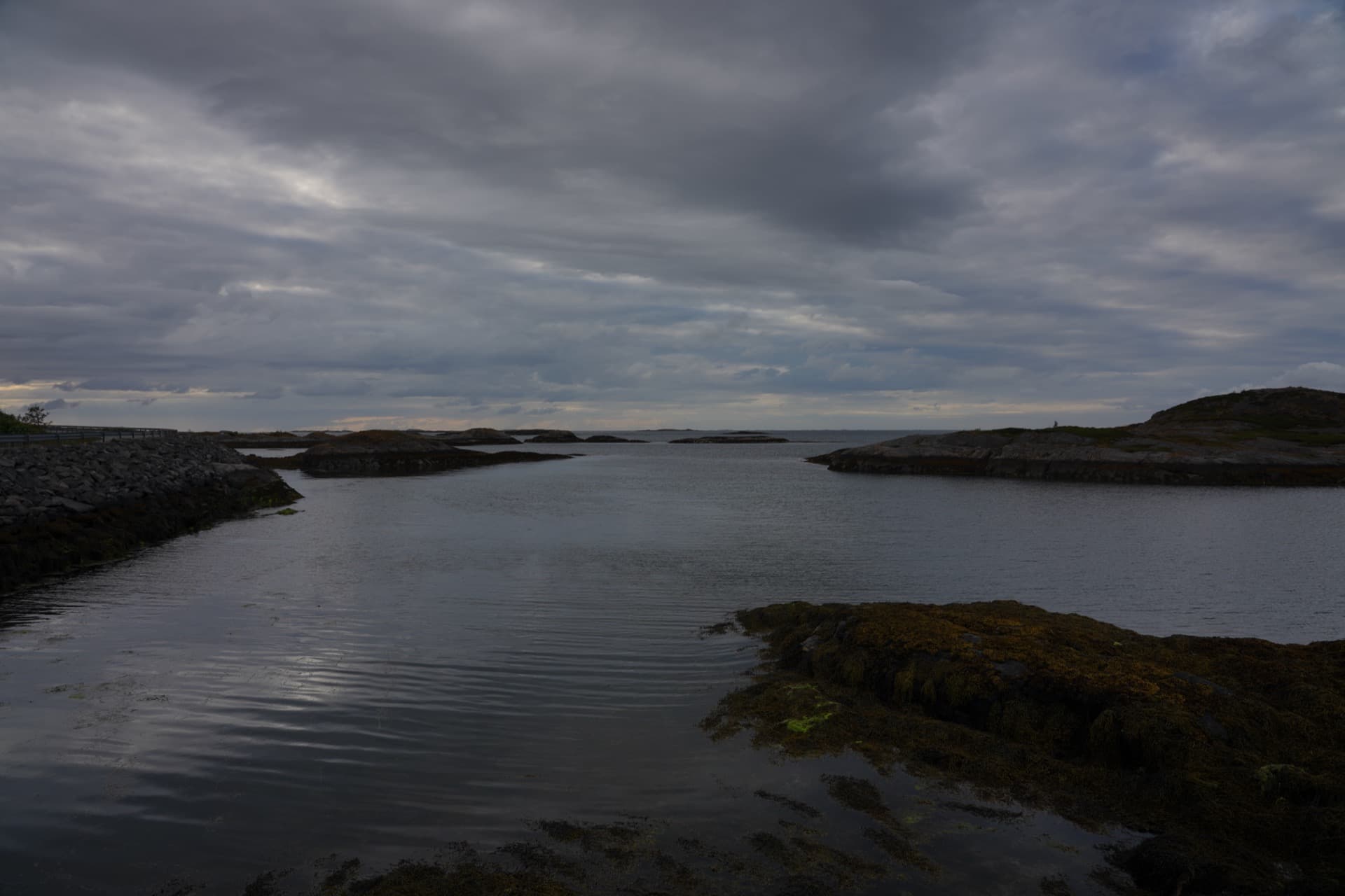 Die Atlantikstraße über Averøy im Juli