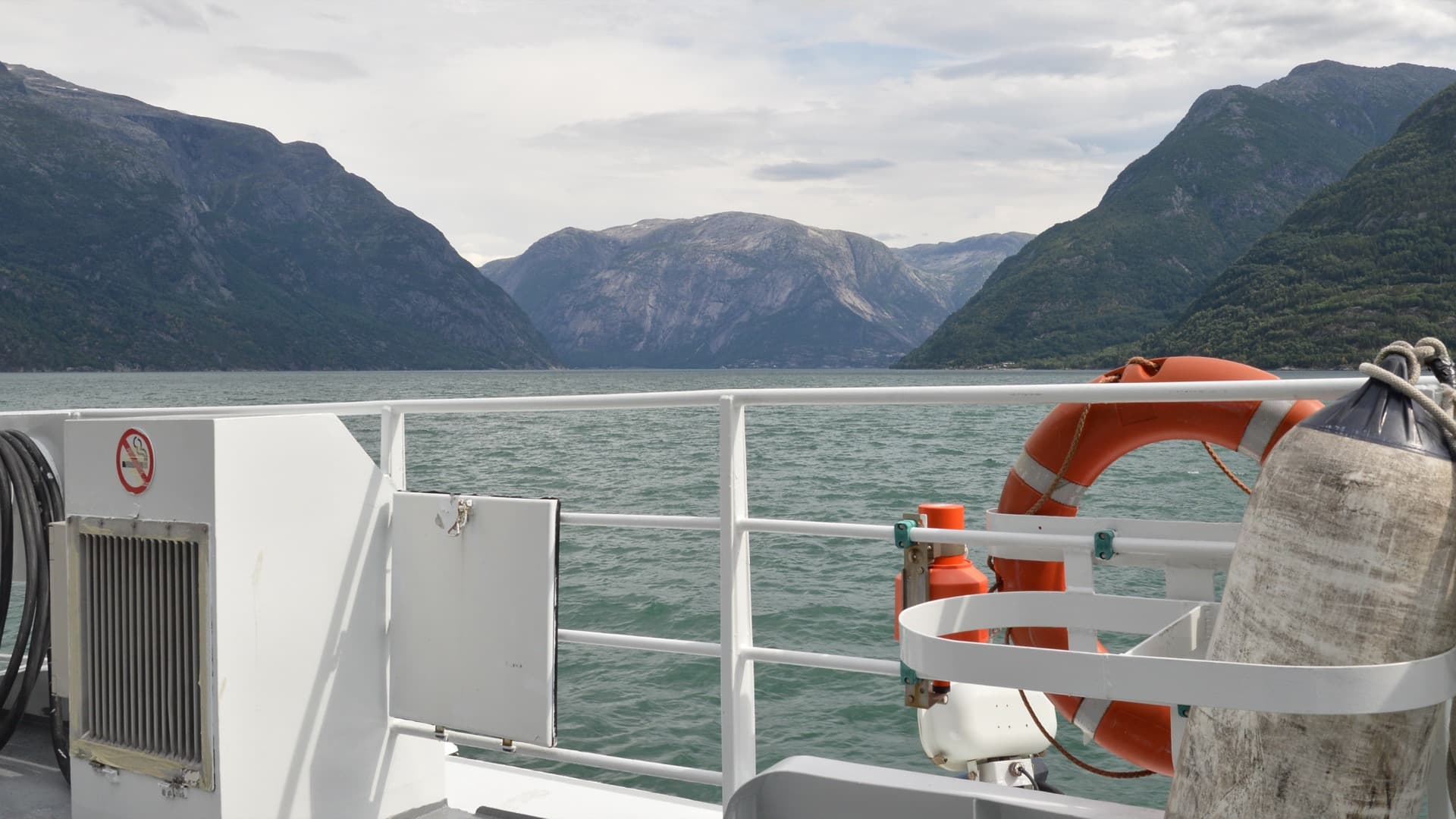 Fähre im Eidfjord am Hardangerfjord im Juli