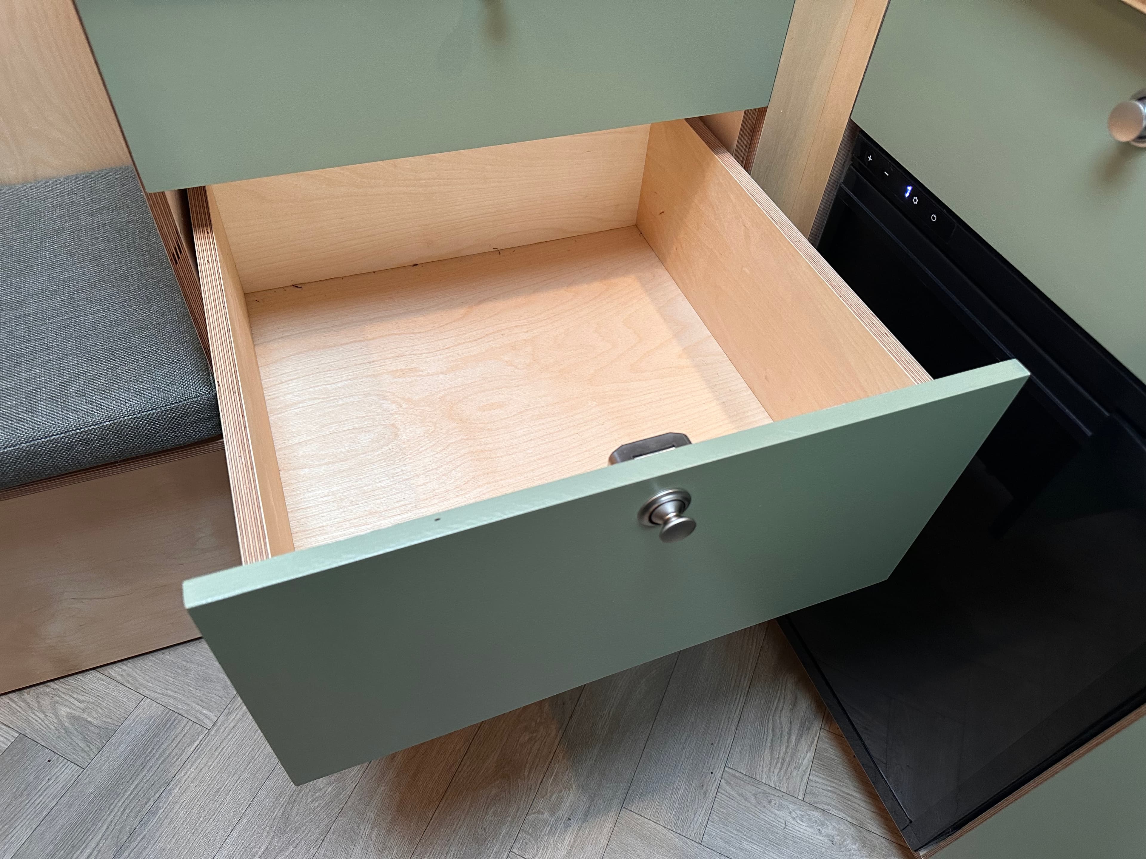 Campervan-Küchenschublade mit Besteck und Utensilien