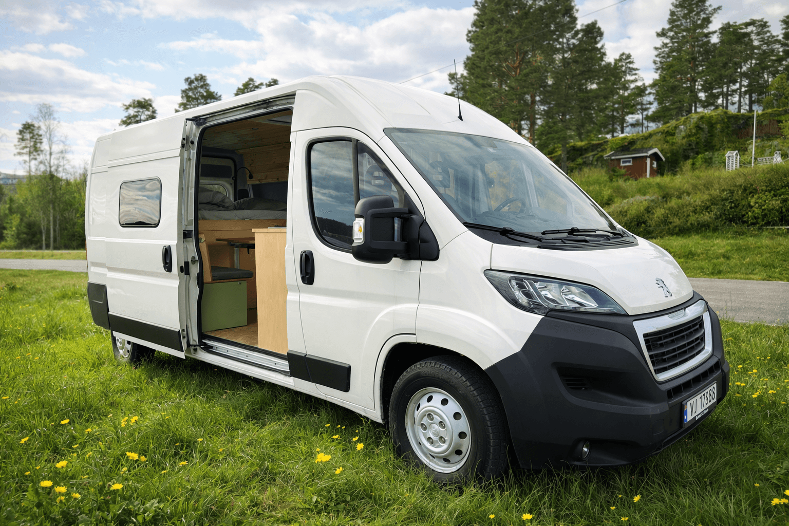 Campy McCampface – campervan sett skrått forfra