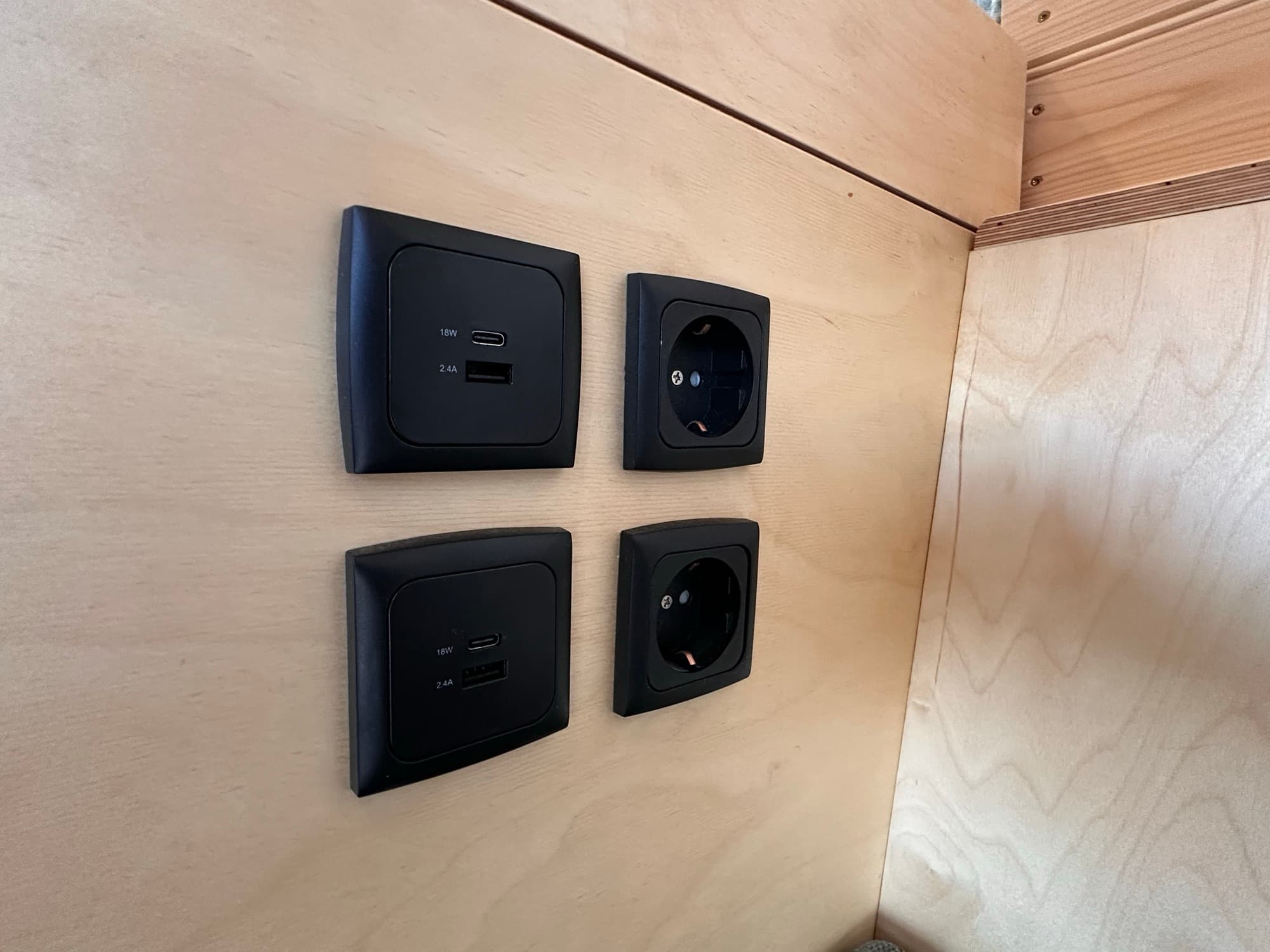 Campervan stikkontakter og USB-lading