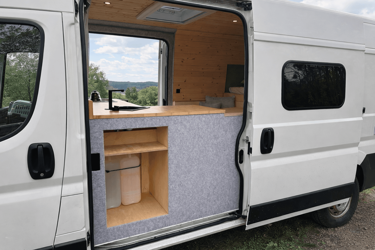 Campervan vanntanker med gjennomsiktig nivåmåler