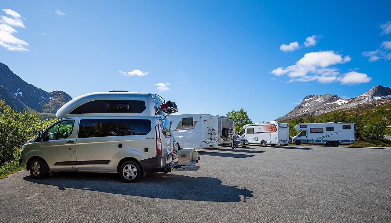 Camper geparkt am Austnesfjord auf den Lofoten – Norwegischer Wohnmobilstellplatz